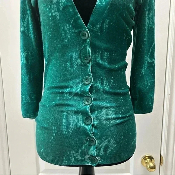 Ricki’s Cardigan Snakeskin Print V-Neck Button Front Fitted 3/4 Sleeves Green XS - Picture 13 of 15